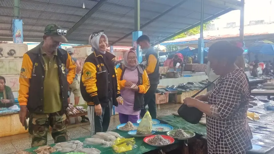 Sucianti Suaib Saenong Caleg DPR RI Blusukan di Pasar Karya Nugraha dan Wameo