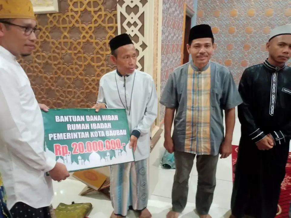 Safari Ramadan Pj. Walikota Baubau Bagi Bantuan Masjid dan Warga