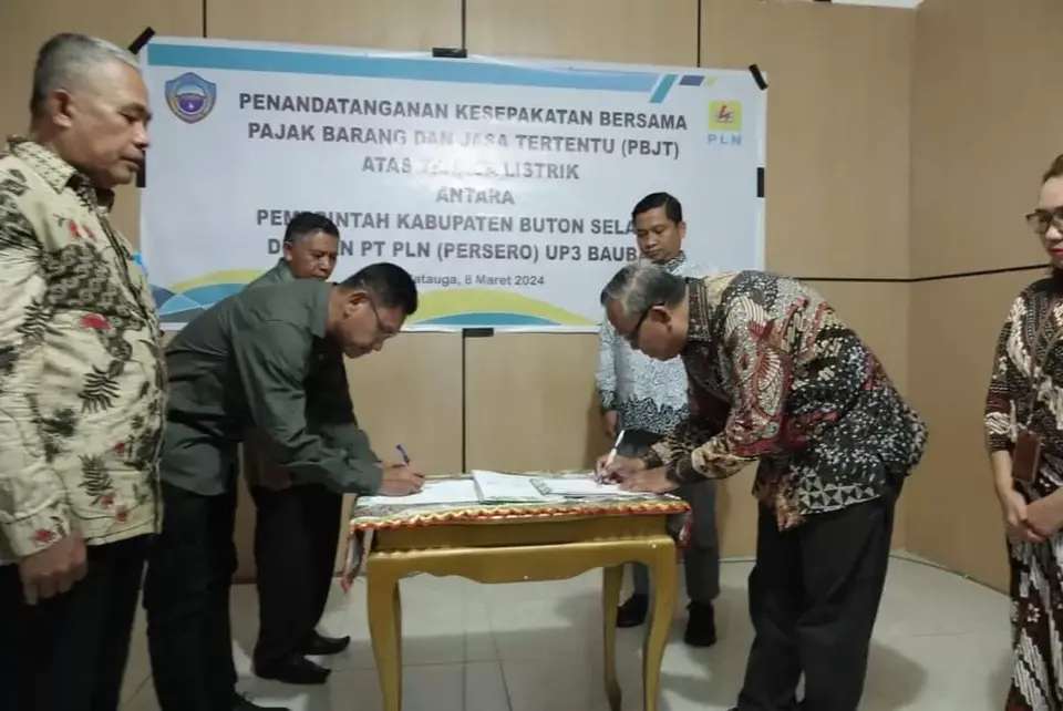 Pj Bupati Busel Teken Kesepakatan Bersama PLN
