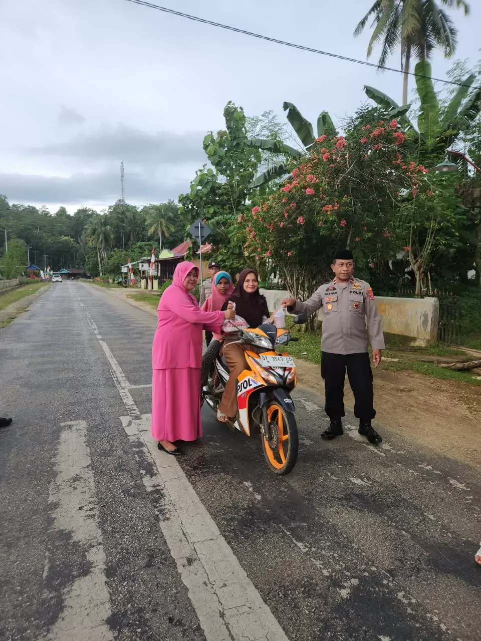 Polsek Lawa Berbagi Berkah Jelang Buka Puasa
