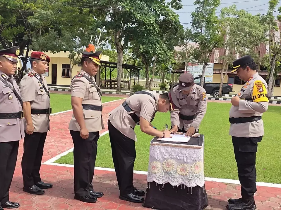 Kabag Ops dan Kasat Reskrim Polres Muna Berganti