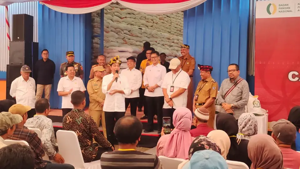 Berkunjung Di Bulog Raha, Jokowi Salurkan Bantuan Pangan Beras Kepada 500 KPM