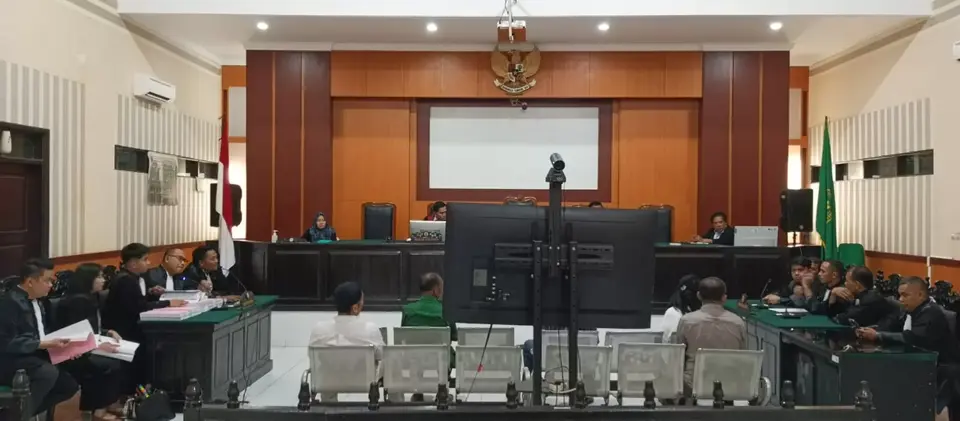 Mantan Bupati Busel Dituntut 10 Tahun Penjara