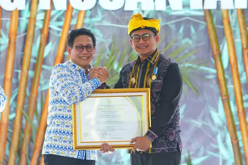 Pj Bupati Busel Terima Penghargaan dari Kemendes