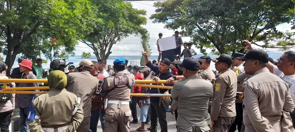 Warga Lipu Demo, Wali Kota Baubau Tak di Tempat