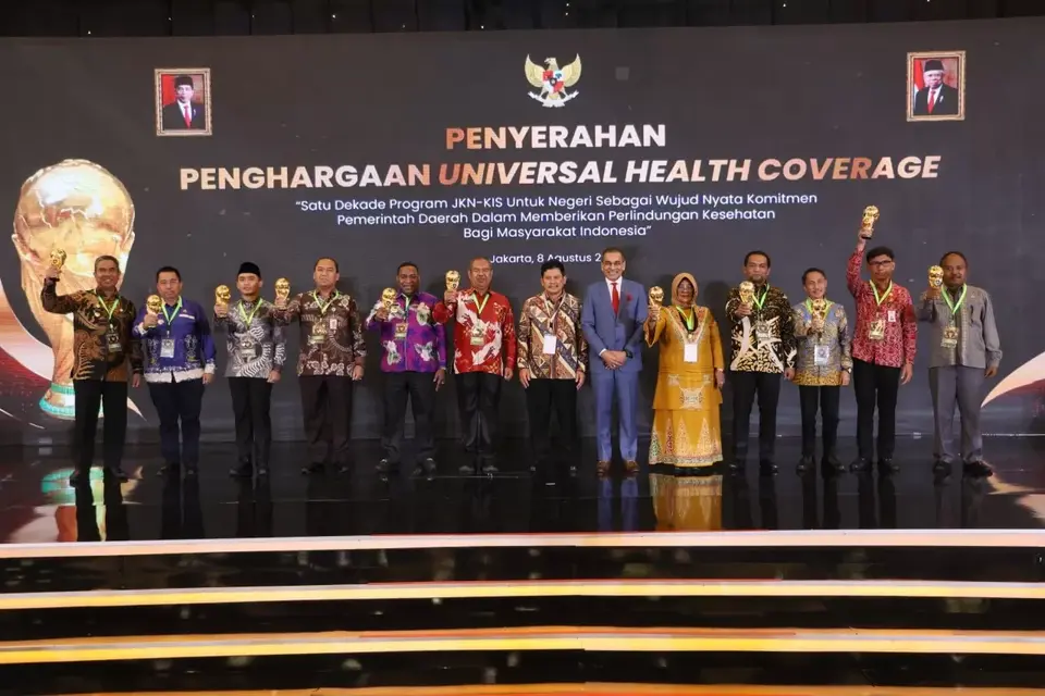Wapres Ma'ruf Amin Berikan Penghargaan UHC Awards kepada 493 Kepala Daerah