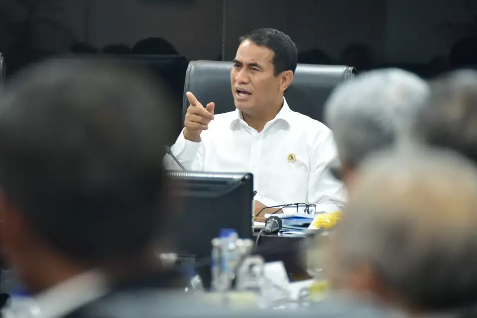 Mentan Amran Copot Direktur yang Bermain Mata dengan Calo, Subuh Ketahuan Pagi Dicopot