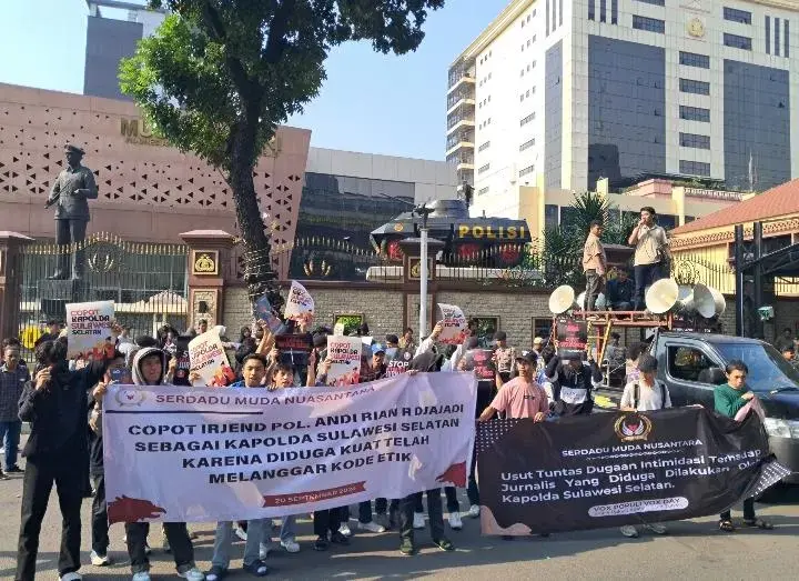 Kedua Kalinya, Mahasiswa Geruduk Mabes Polri Tuntut Kapolda Sulsel Diganti JAKARTA – Aksi demonstrasi menuntut pencopotan Kapolda Sulawesi Selatan, I