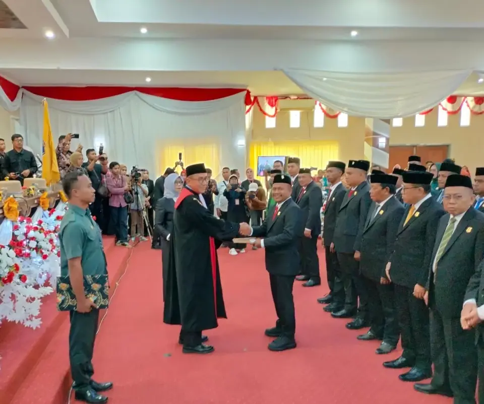 Wakil Ketua PN Raha Resmi Lantik 30 Anggota DPRD Muna Hasil Pemilu 2024