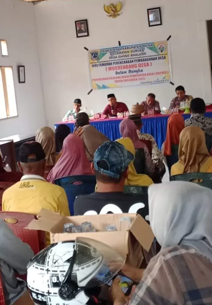 Kades Ghone Bhalano Gratiskan Air Bersih, Beri Seragam Sekolah Hingga Buku Tulis Gratis