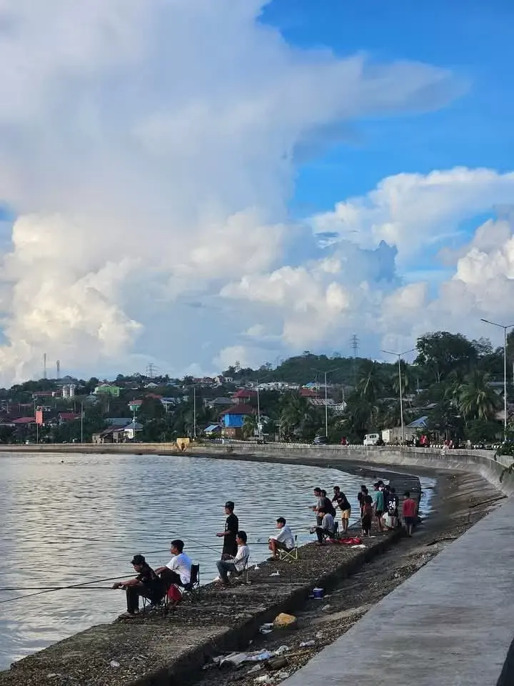 Bypass Waruruma Jadi Spot Mancing Warga Metro Baubau