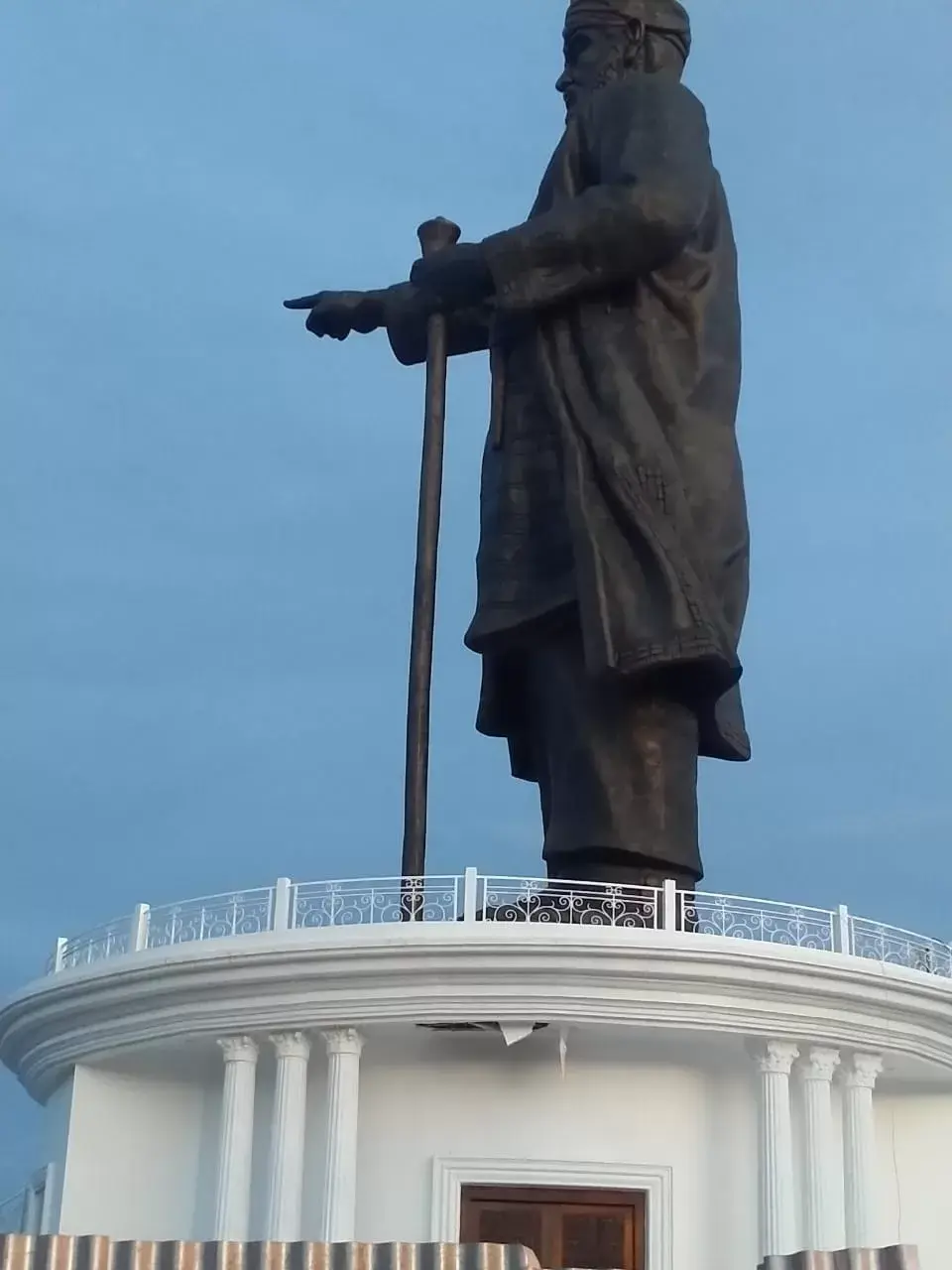 Belum Diresmikan, Balkon Patung Oputa Yi Koo Mulai Ada yang Rusak