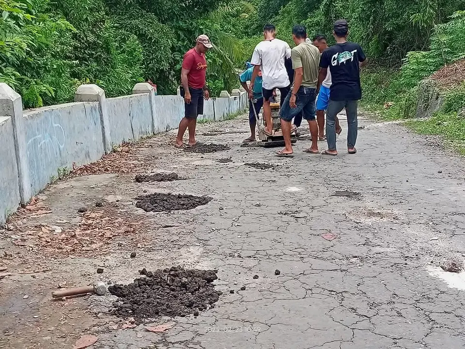 Warga Siompu Beli Aspal 8 Ton, Gotong Royong Tambal Jalan Rusak
