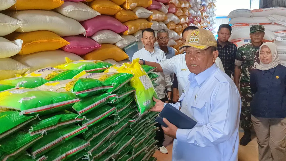 Jelang Lebaran H.M. Adios Pastikan Stok Beras