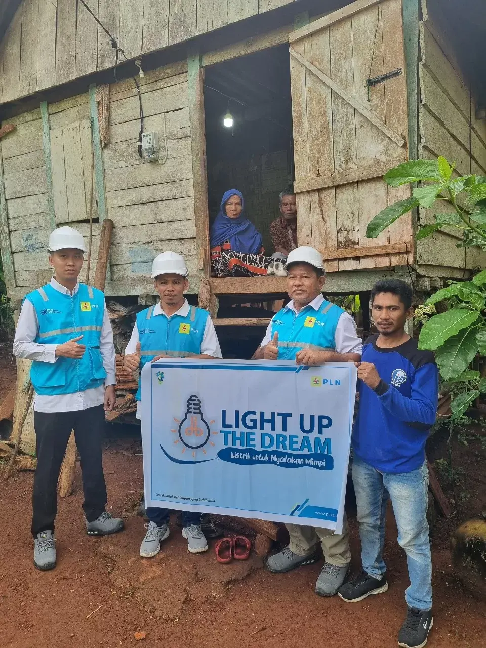 Dua Warga Raha Terima Bantuan Pasang Baru Listrik Gratis Lewat Program LUTD