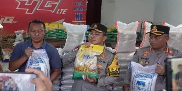 Polda Riau Gerebek Distributor Beras Oplosan di Pekanbaru!