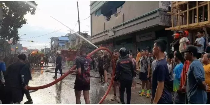 Si Jago Merah Hanguskan Satu Ruko, Kerugian Miliiaran Rupiah