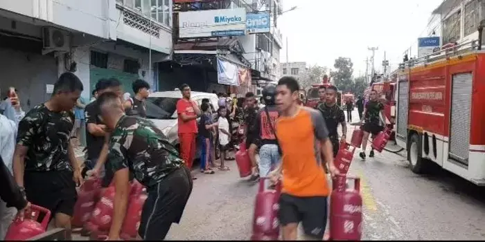 Aksi Sigap Prajurit TNI Bantu Padamkan Si Jago Merah