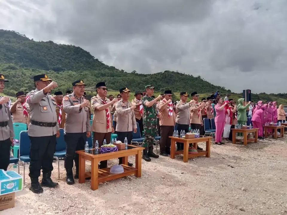 Bendera Raksasa Dibentangkan di Bukit Lambau Lapandewa