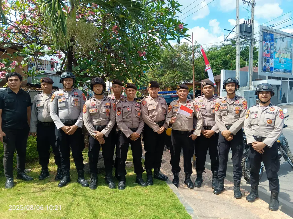 Polres Baubau Lanjut Bagikan Bendera Merah Putih