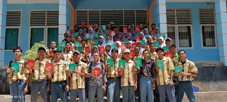 SMAN 3 Lapandewa Kebagian Mushaf dan Terjemahan Al-Quran dari BWA
