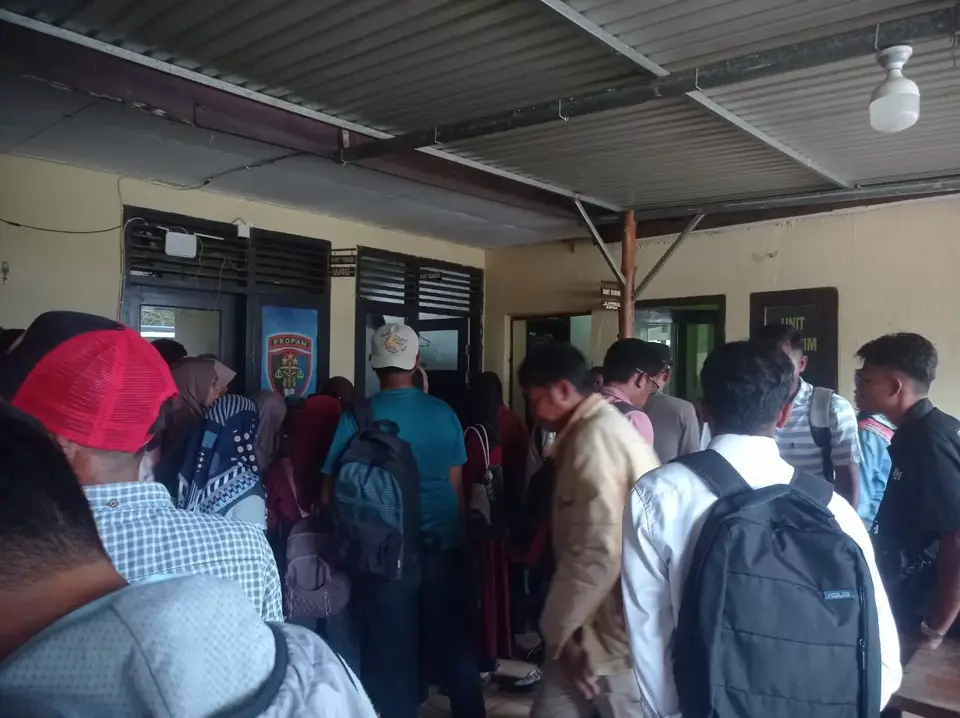 Urus SKCK Membludak, Peserta PPPK Paruh Waktu Padati Polsek Batauga