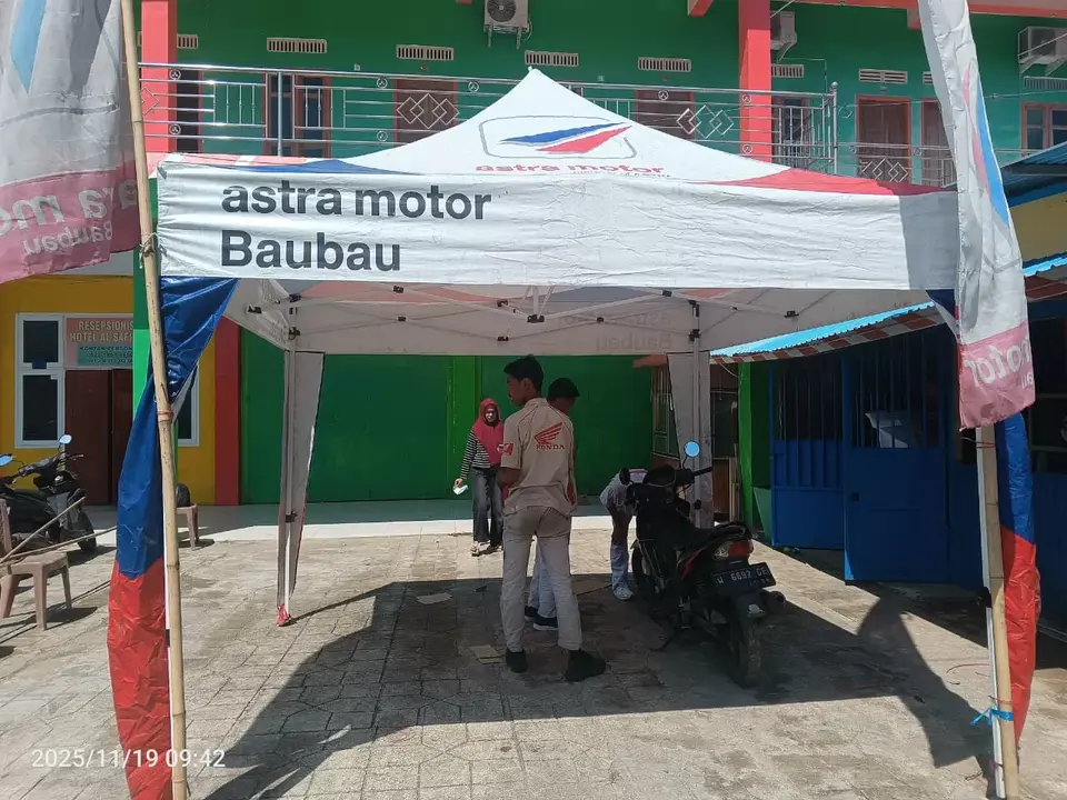 Gratis, SMK Al Safitri Busel dan AHASS Astra Motor Baubau Bagi-Bagi Sparepart