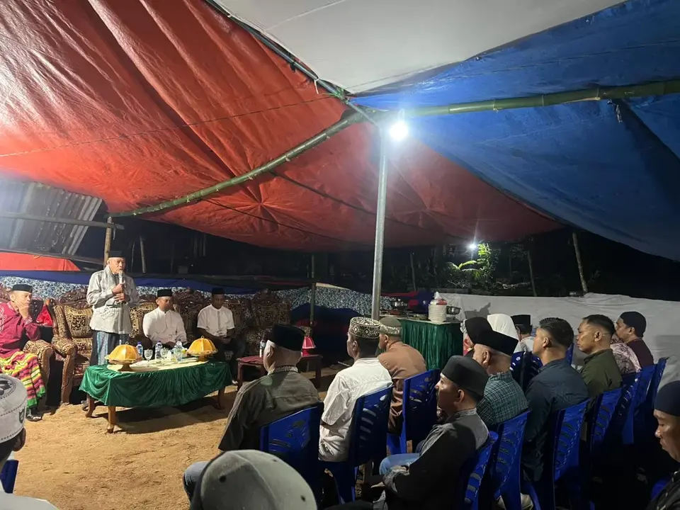 Komandan Yonif TP 823 Raja Wakaaka Hadiri Malam Ke 7 Almarhumah Wa Ode Nurul Iki