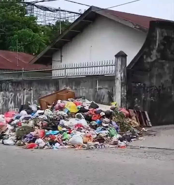 Sampah Menggunung Empat Hari Tidak Diangkut