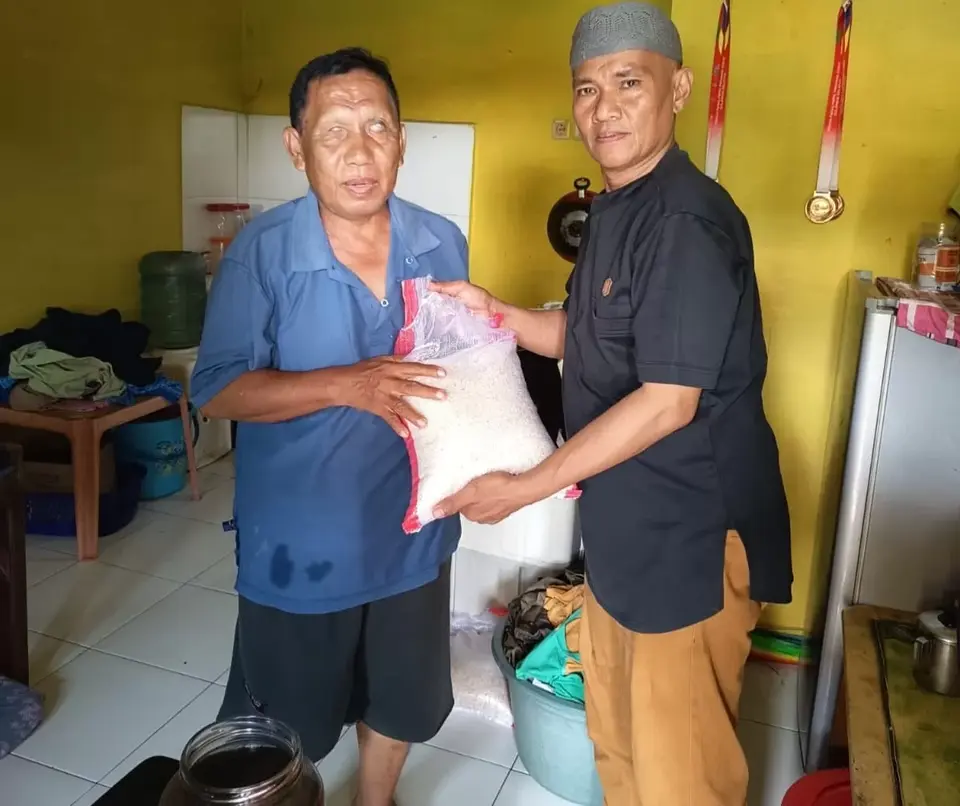Tim Berkah Ramadhan IKA Unhas Bekerja Siang Malam Distribusi Beras ke Warga