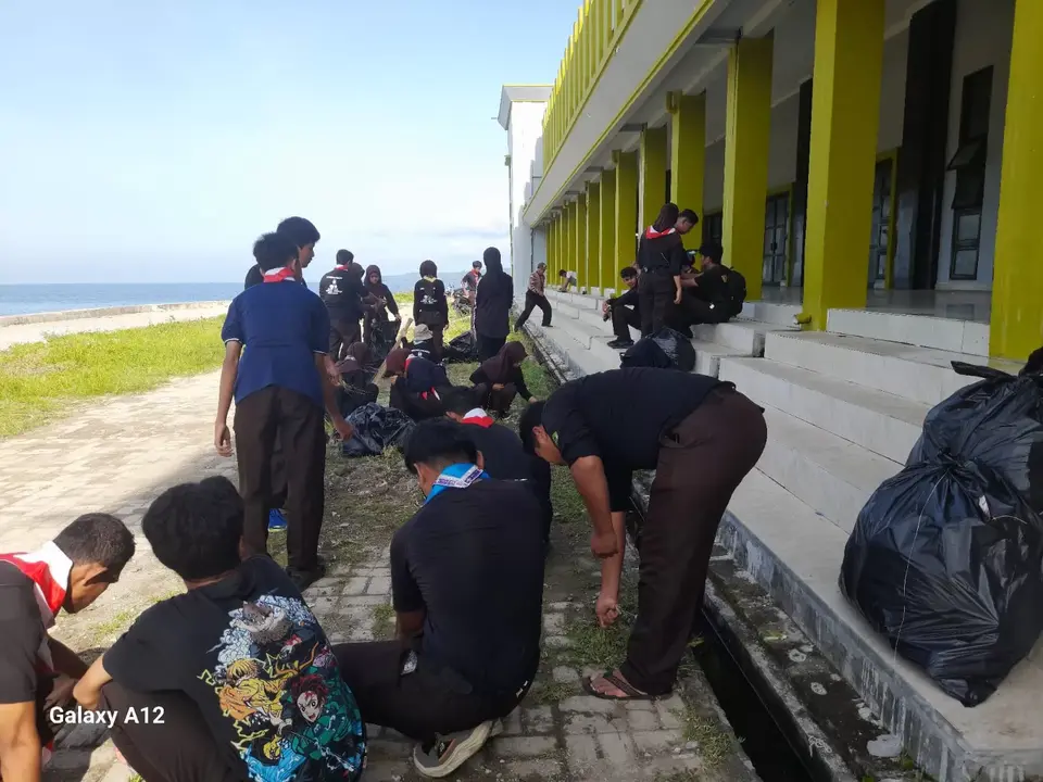 Pramuka MAN 1 Baubau Bersihkan Masjid Sambut Ramadhan 2026