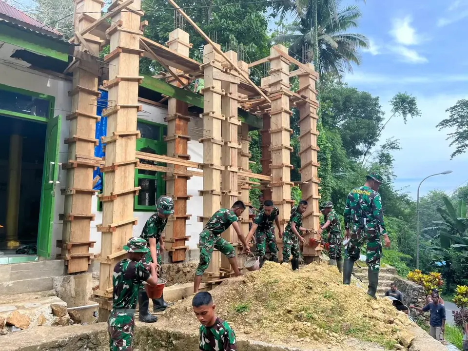 Yonif TP 823/Raja Wakaaka Bersama Warga Percepat Pembangunan Masjid Al-Mujahirin