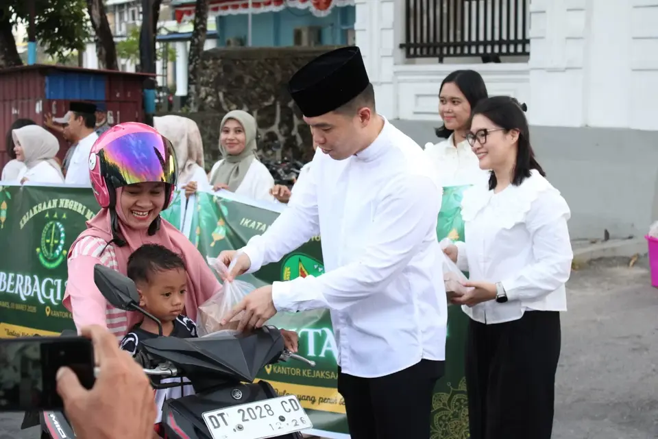 Giat Ramadhan Kejari Muna Dan IAD Bagikan Takji Gratis Kepada Masyarakat