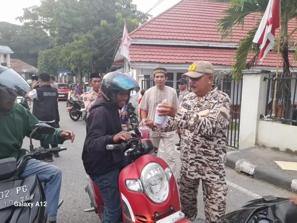 Semangat Pramuka, Kwarcab Baubau "Serbu" Pengendara dengan 600 Paket Takjil