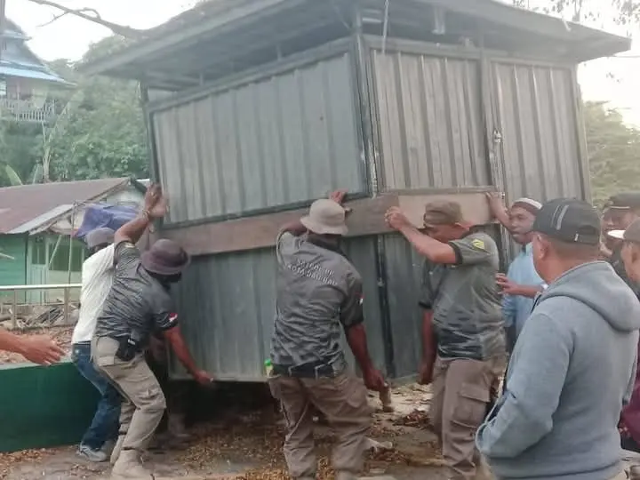 Lapak di Kawasan Kotamara Dirapihkan