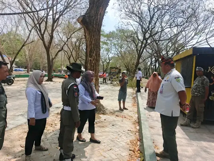 Jelang Hari Jadi Kota Baubau Satpol PP dan PKL Gotong Royong Tata Kawasan Kotamara