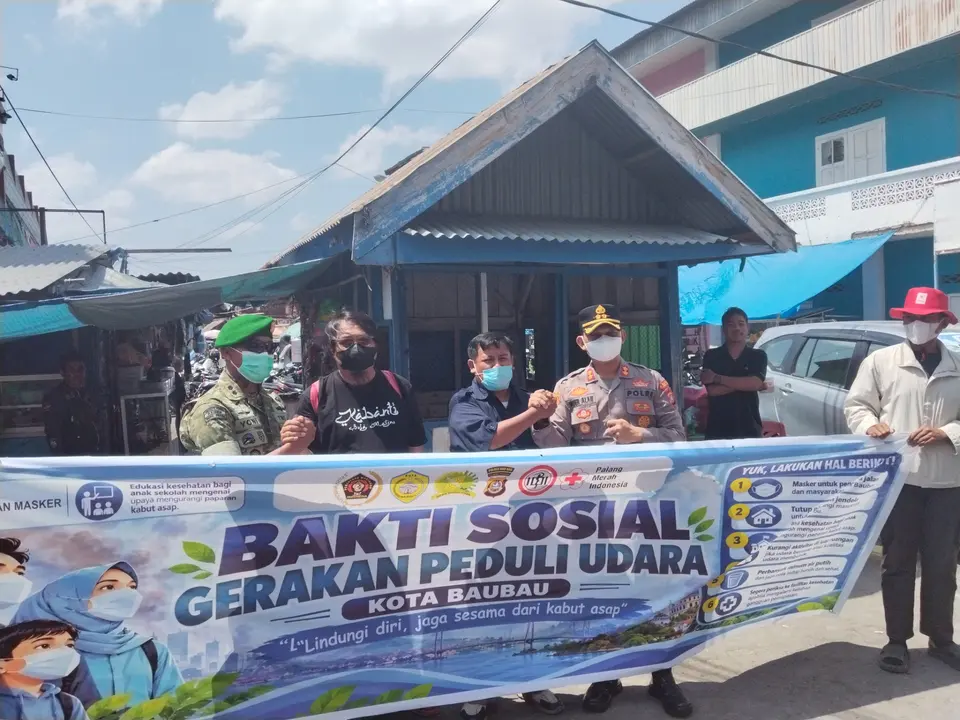 Antisipasi Dampak Kabut Asap, TNI Polri dan PWI Baubau Bagikan 2.000 Masker Gratis