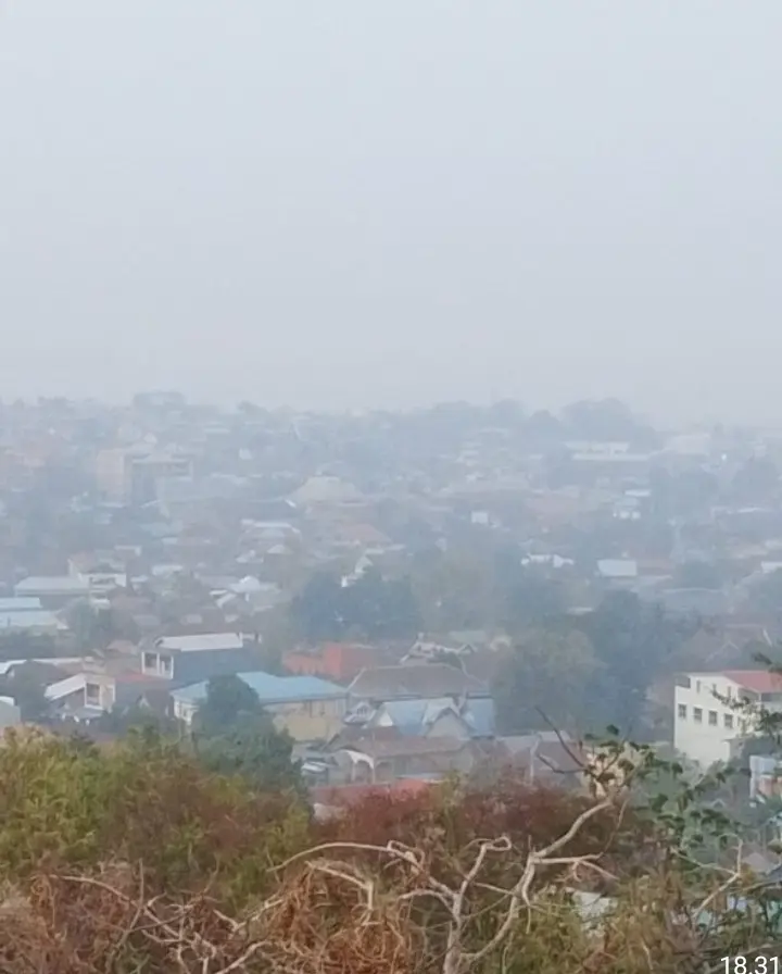 Kabut Asap Menyelimuti Uadara Baubau,  Pemkot Baubau Alihkan Kegiatan Belajar Mengajar Dirumah.