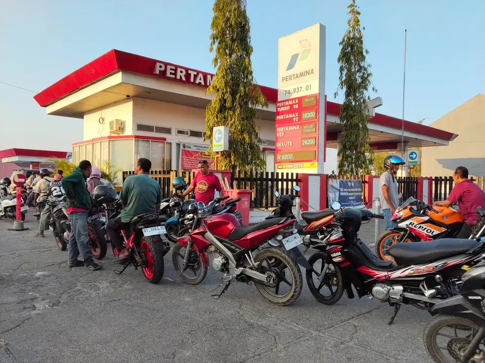 Antrean Panjang BBM Pertalite di SPBU Kilo 4 Baubau Meluber ke Jalan, Modifikasi Tangki Diduga Jadi Pemicu